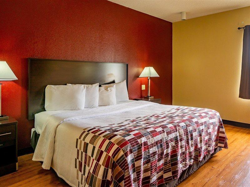 Red Roof Inn & Suites Indianapolis Airport Exterior photo