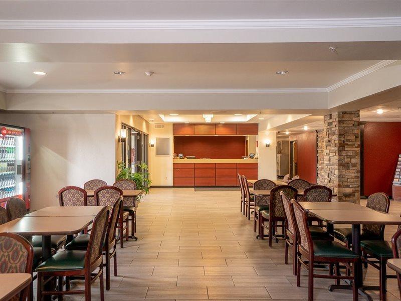 Red Roof Inn & Suites Indianapolis Airport Exterior photo