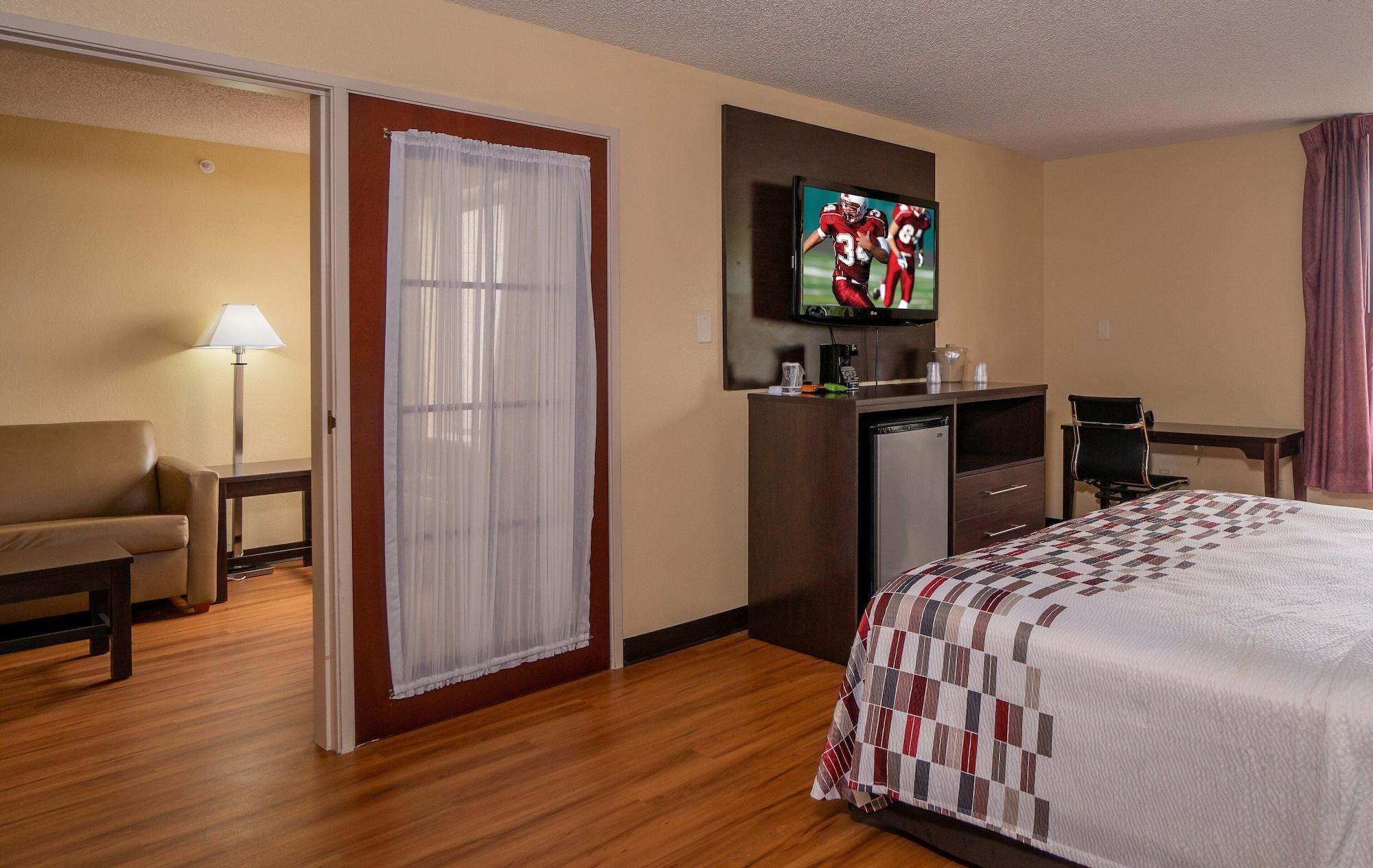 Red Roof Inn & Suites Indianapolis Airport Exterior photo