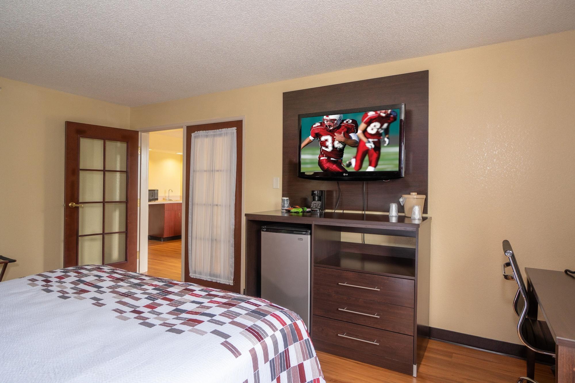 Red Roof Inn & Suites Indianapolis Airport Exterior photo