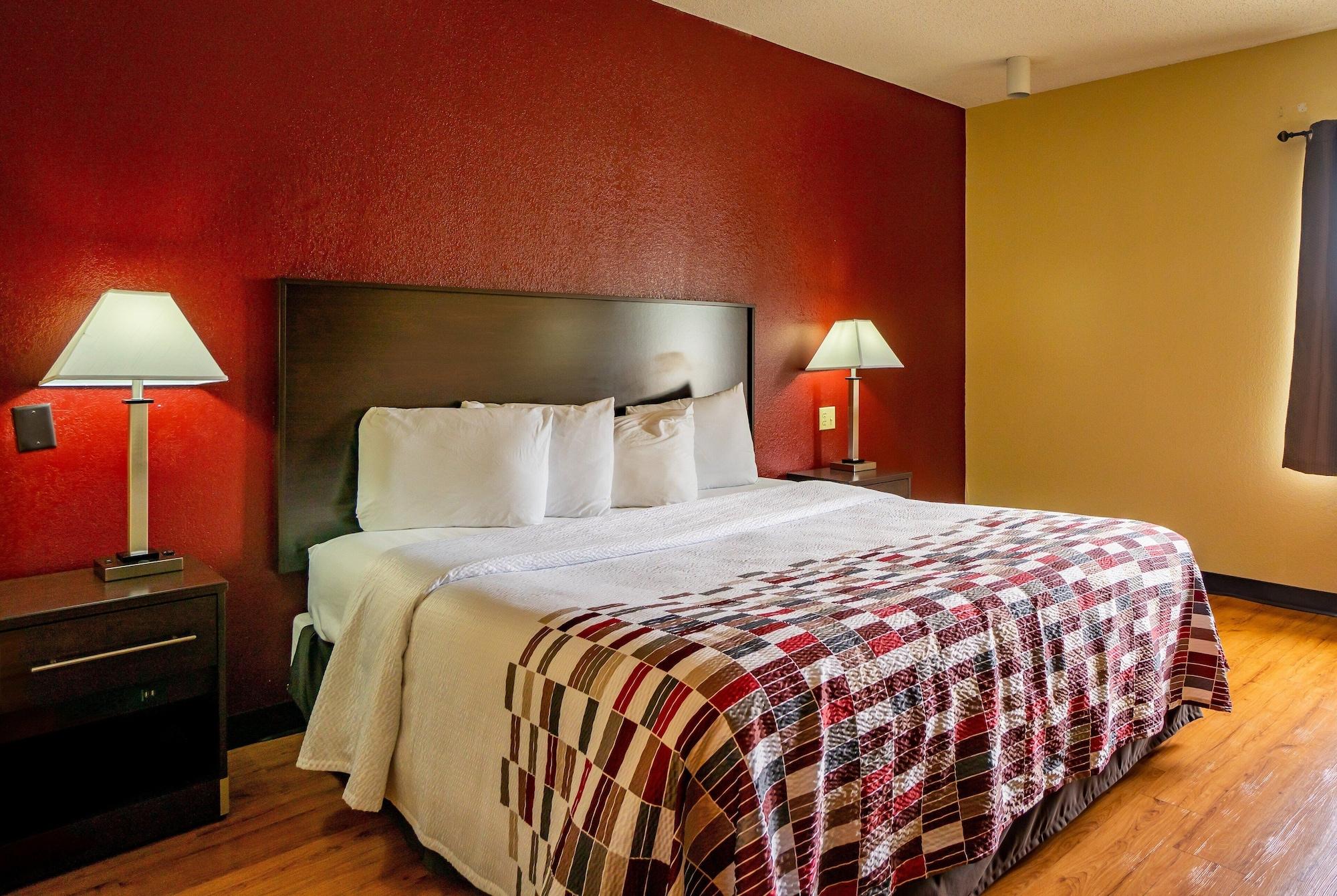 Red Roof Inn & Suites Indianapolis Airport Exterior photo