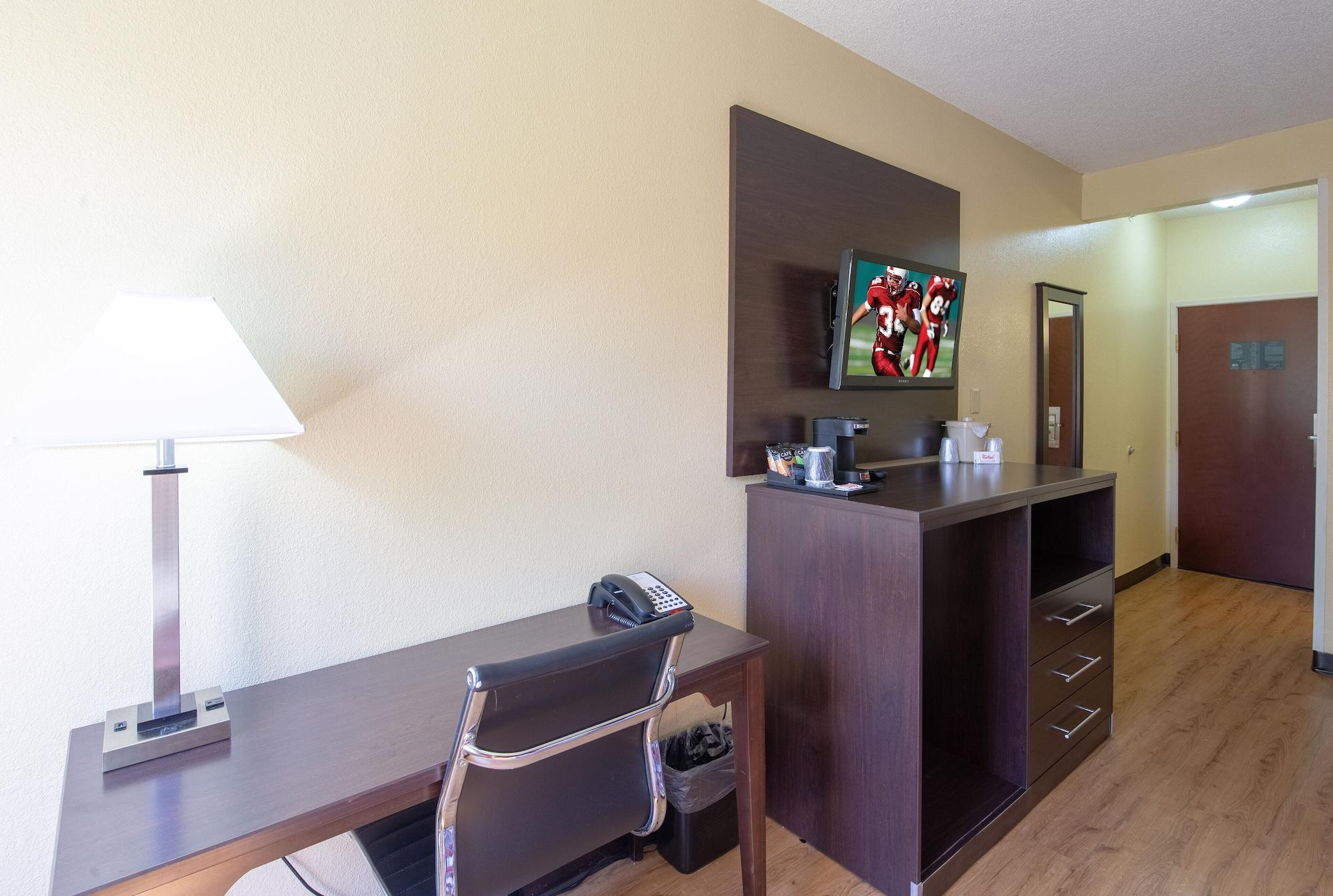 Red Roof Inn & Suites Indianapolis Airport Exterior photo