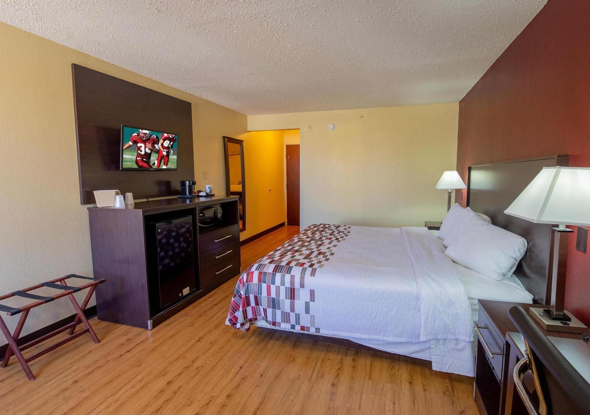 Red Roof Inn & Suites Indianapolis Airport Exterior photo