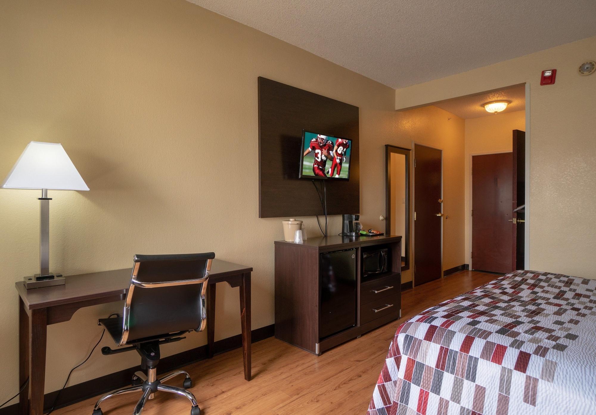 Red Roof Inn & Suites Indianapolis Airport Exterior photo