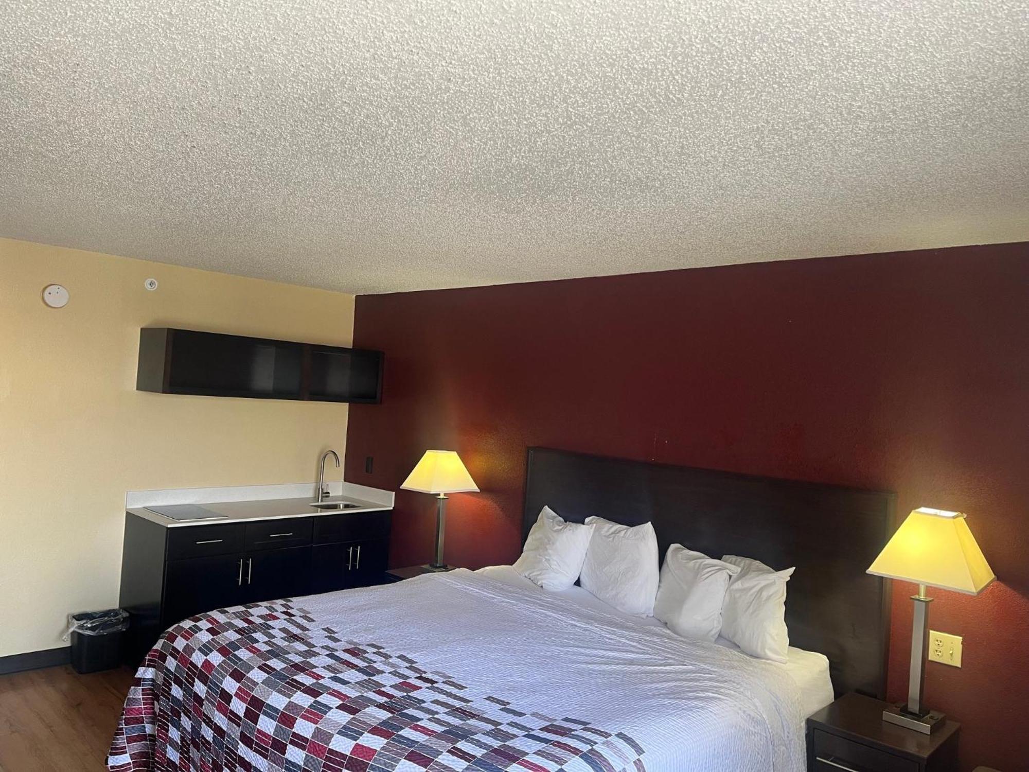 Red Roof Inn & Suites Indianapolis Airport Exterior photo