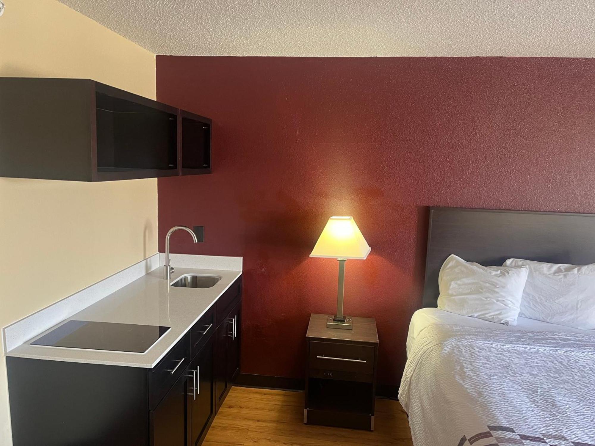 Red Roof Inn & Suites Indianapolis Airport Exterior photo